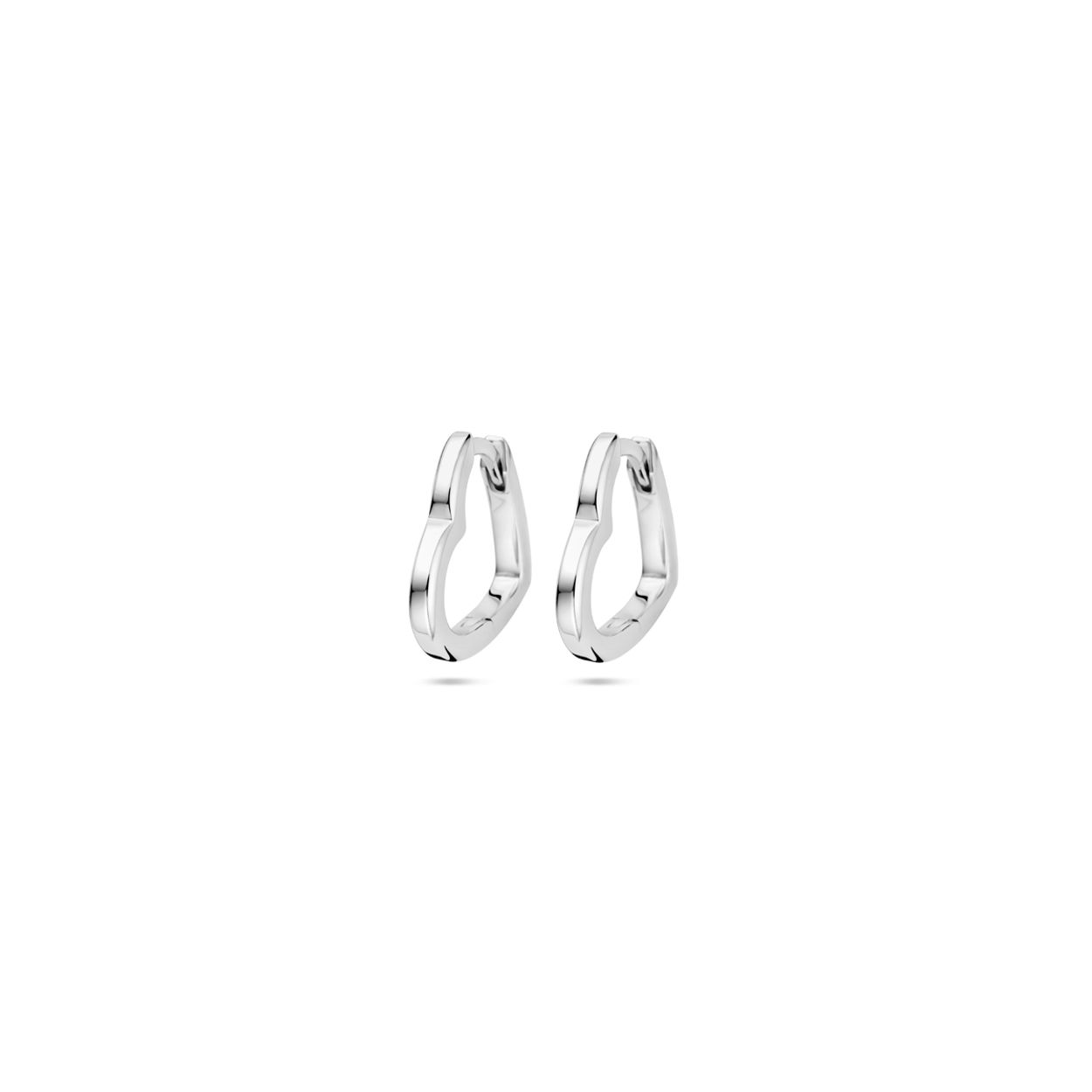 Gerhodineerd 925 zilveren klapoorringen uitgevoerd in de vorm van een hartje. De klapoorringen hebben een buisdikte van 2mm.