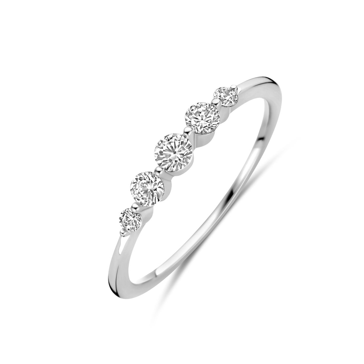 Gerhodineerd 925 zilveren ring uitgevoerd met zirkonia. De ring heeft een breedte van 3mm.