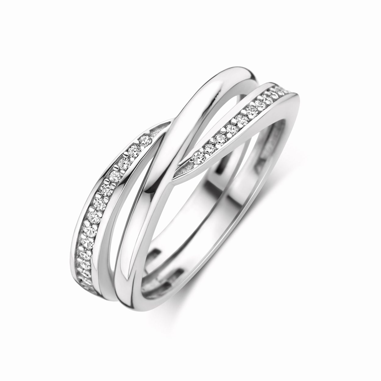 Gerhordineerd 925 zilveren ring uitgevoerd met zirkonia. De ring heeft een breedte van 7 mm.