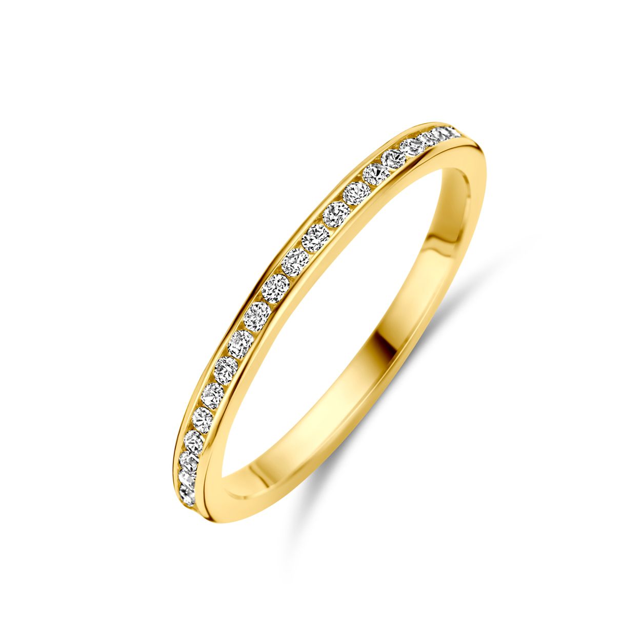 Stijlvolle geelgouden aanschuifring met een schitterende rij van zirkonia en een poli afwerking. Tip: Combineer deze ring met andere aanschuifringen voor een subtiele en elegante look.