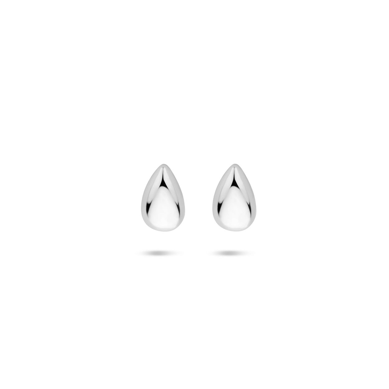 Gerhodineerd 925 zilveren oorknoppen uitgevoerd in de vorm van een druppel. De oorknoppen hebben een afmeting van 4.5x3mm.