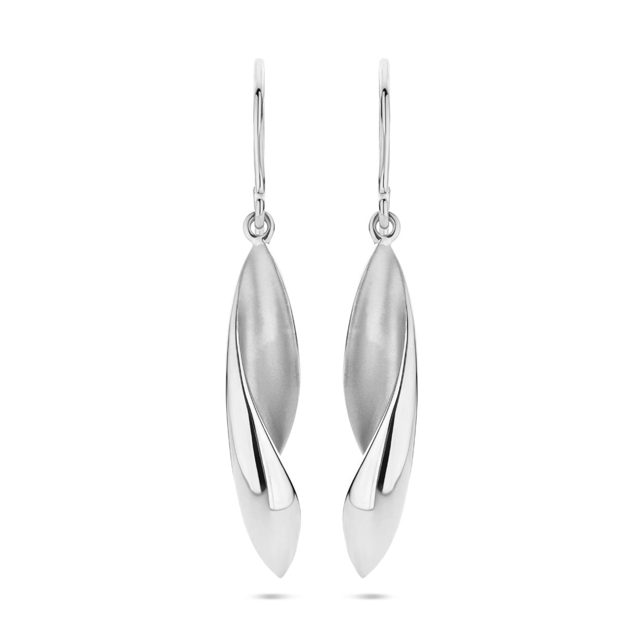 Gerhodineerd 925 zilveren oorhangers met franse haak uitgevoerd in poli/mat. De oorhangers hebben een totale hoogte van 45mm en de hanger heeft een afmeting van 33x6.5mm.