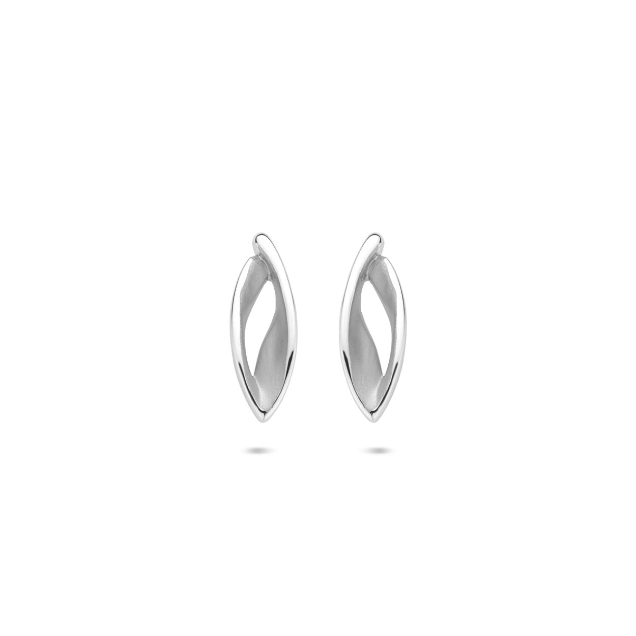 Gerhodineerd 925 zilveren oorknoppen uitgevoerd in poli/mat. De oorknoppen hebben een afmeting van 12x4mm.