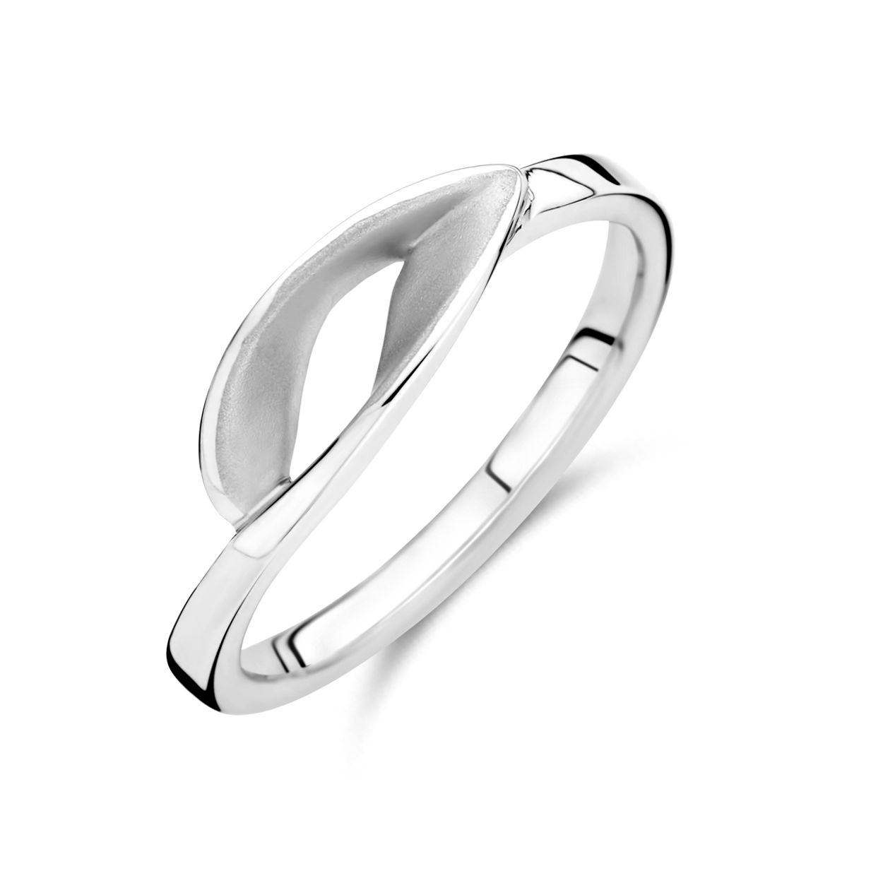 Gerhodineerd 925 zilveren ring uitgevoerd in poli/mat. De ring heeft een breedte van 5.5mm.