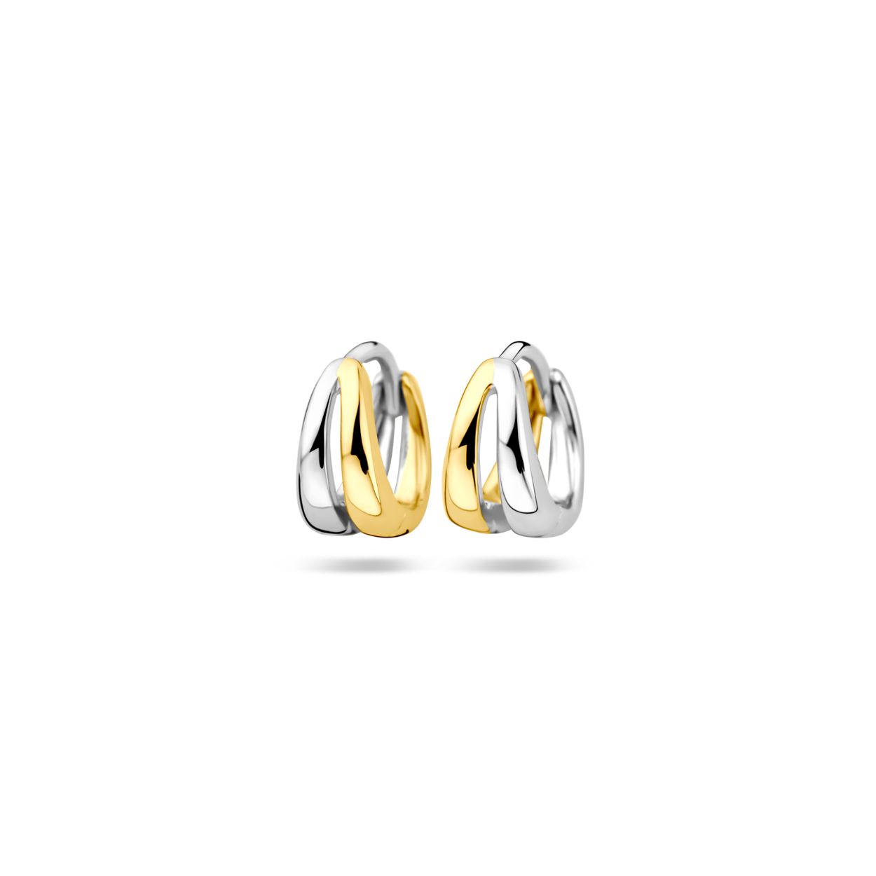 Geelgoud op 925 zilveren klapoorringen. De oorringen hebben een afmeting van 10x6mm.