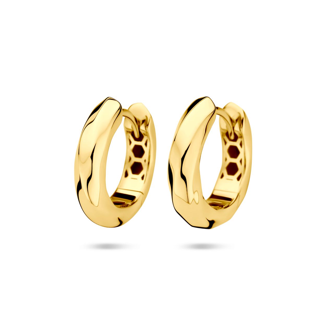 14k Geelgouden klapoorringen. De klapoorringen hebben een diameter van 16.5mm.