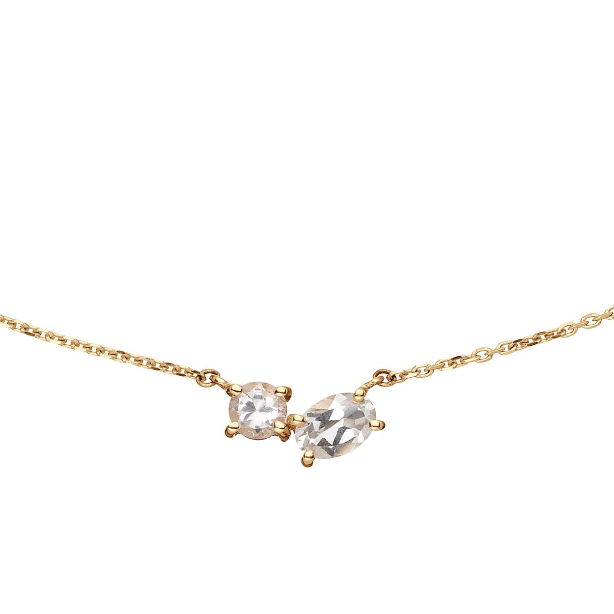Tijdens de feestdagen is deze Jackie Festive Sparkling Necklace onmisbaar! De 14 karaat gouden ketting met een ronde en druppelvormige white Topaz laten je schitteren door jezelf te zijn. Perfect te combineren met de bijpassende oorstekers. I love it! 

Venetian Diary. Als je aan een betoverende stad denkt, waar je kunt verdwalen in smalle straatjes en waar gondels je meenemen langs de mooiste gebouwen en architectuur. Waar op iedere hoek iemand spontaan in een serenade kan uitbarsten. Aan welke stad denk je dan? Juist, het Italiaanse Venetië. Mysterieus, betoverend en romantisch. Een stad met elegante grachten, prachtige pleinen en kleurrijke mensen. Een stad waar ik mijn hart aan heb verloren. 

Het merk
Jackie is hét 14 karaat gouden on trend sieradenmerk. De collecties zijn geïnspireerd op de reizen die ik maak, van stedentrips tot exotische oorden. Elk gouden sieraad is helemaal van nu, handgemaakt door Europese goudsmeden en vervaardigd van overwegend gerecycled goud met echte edelstenen en zoetwaterparels. Elke collectie is dan ook met veel liefde en passie samengesteld. Mijn Jackie sieraden zijn de perfecte finishing touch voor iedere outfit!

Specificaties
- Ketting
- Materiaal: 14 Karaat - Geelgoud - 585
- Festive Sparkling Necklace
- White Topaz