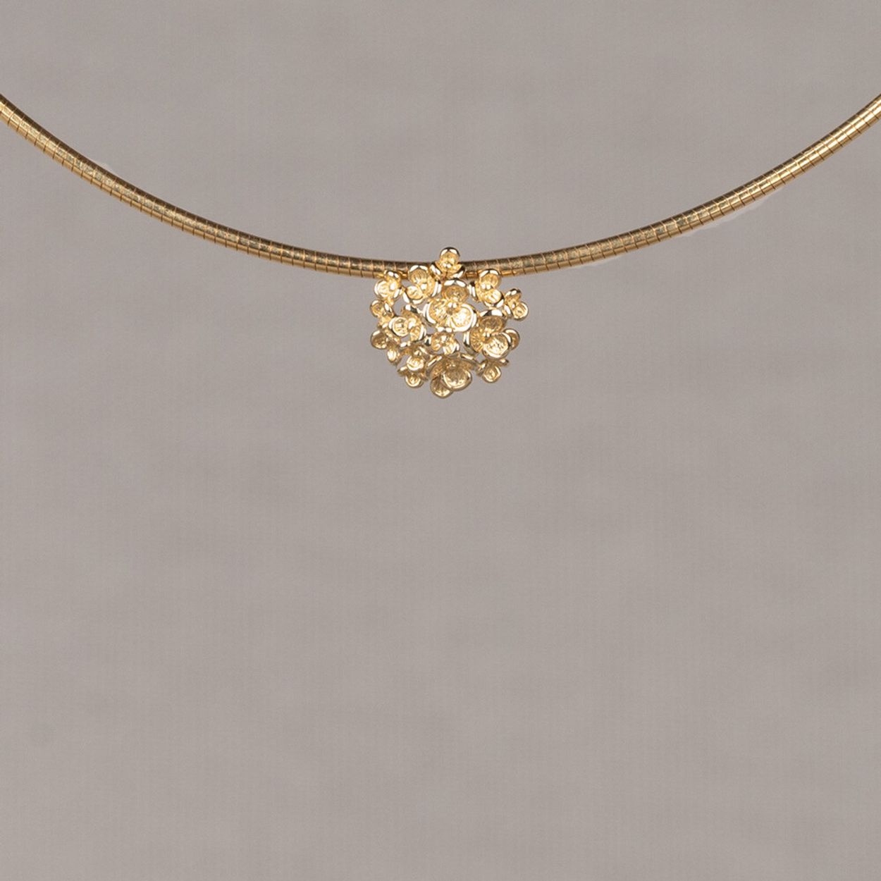 Hanger gemaakt van 14 karaat goud. Deze hanger uit de Blossom-lijn van Jeh Jewels kun je perfect dragen met de andere gouden sieraden uit deze lijn!