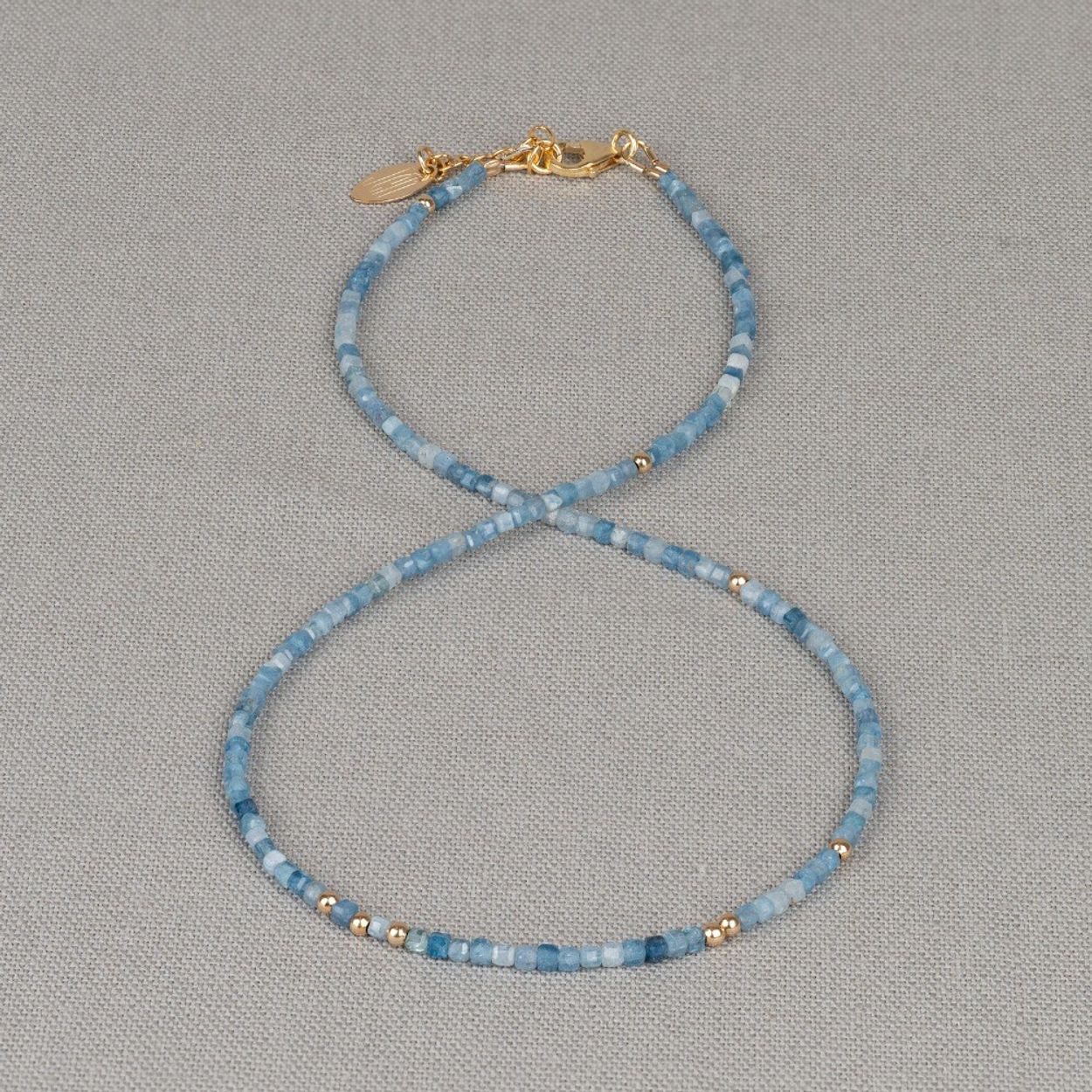 Collier uit de Sparkling Gems-lijn gemaakt van Goldfilled in combinatie met Kyaniet. Kyaniet is een spirituele steen met een kalmerende en evenwichtige werking. Dit collier kun je perfect combineren met de bijpassende armband.