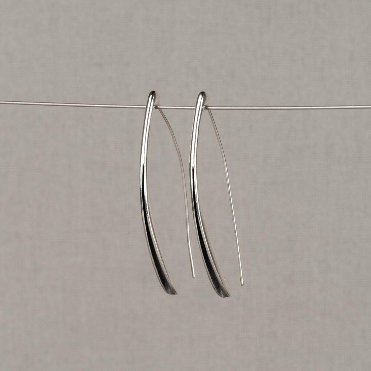 Oorbellen gemaakt van 925 sterling zilver en geoxideerd zilver. Door middel van de lange haak blijven deze oorhangers goed zitten. Combineer met andere sieraden van Jeh voor een complete look!