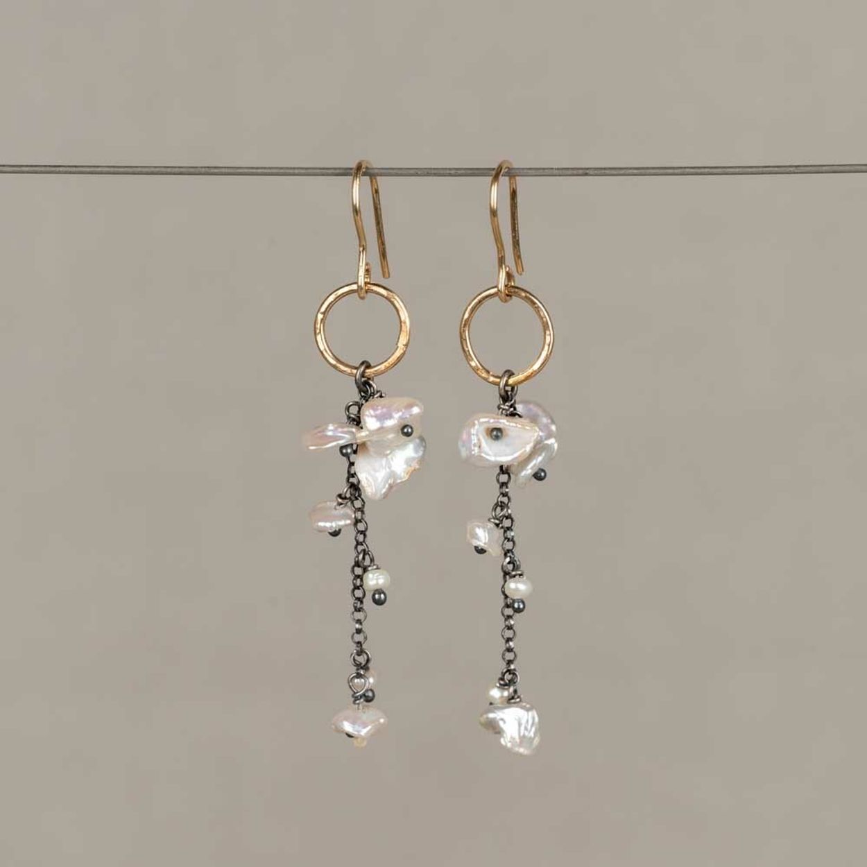 Oorbellen gemaakt van Goldfilled, geoxideerd zilver en Parel. Combineer deze oorbellen met een mooi collier voor een complete set!