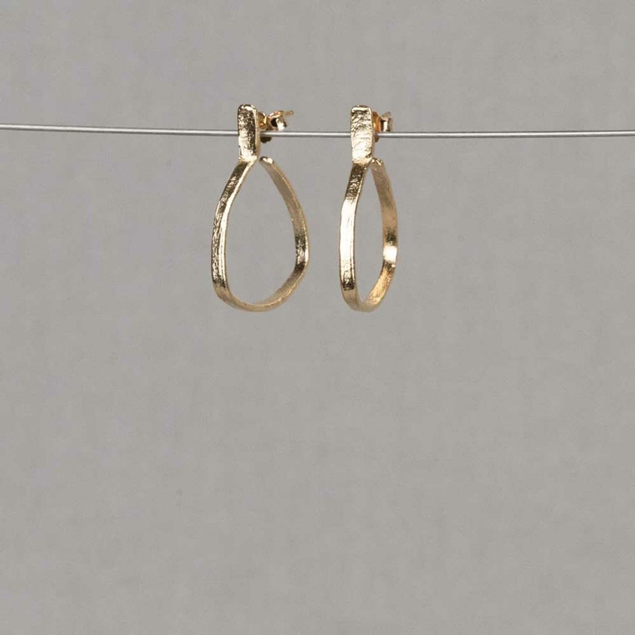 Oorbellen hoekig gemaakt van zilver verguld. Door de hoekige vorm krijgt dit sieraad een uniek en speels effect. Combineer deze oorbellen met een mooi collier, ring en armband voor een complete look!