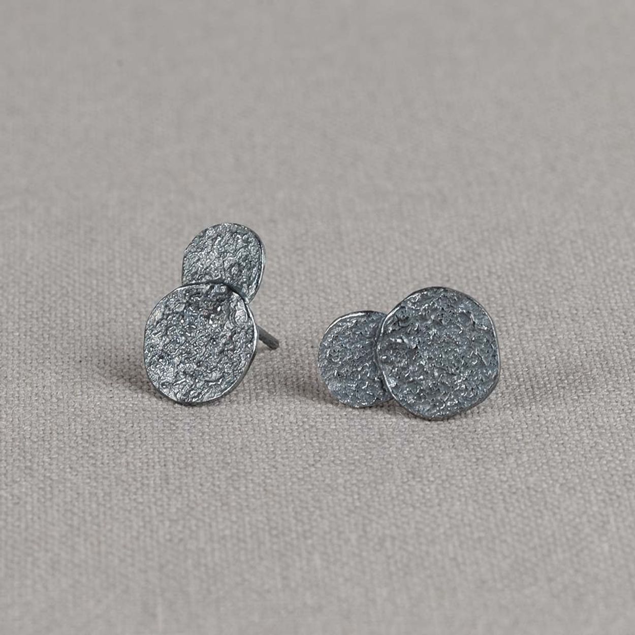 Oorstekers gemaakt van 925 geoxideerd sterling zilver. De vorm doet ons denken aan wolken! Deze oorbellen kunnen perfect gedragen worden bij het bijpassende collier en de bijpassende armband.