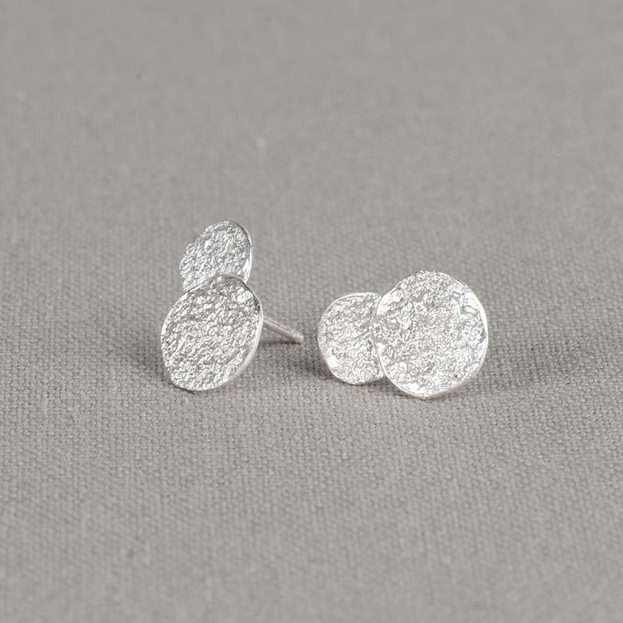 Oorstekers gemaakt van 925 sterling zilver. De vorm doet ons denken aan wolken! Deze oorbellen kunnen perfect gedragen worden bij het bijpassende collier en de bijpassende armband.