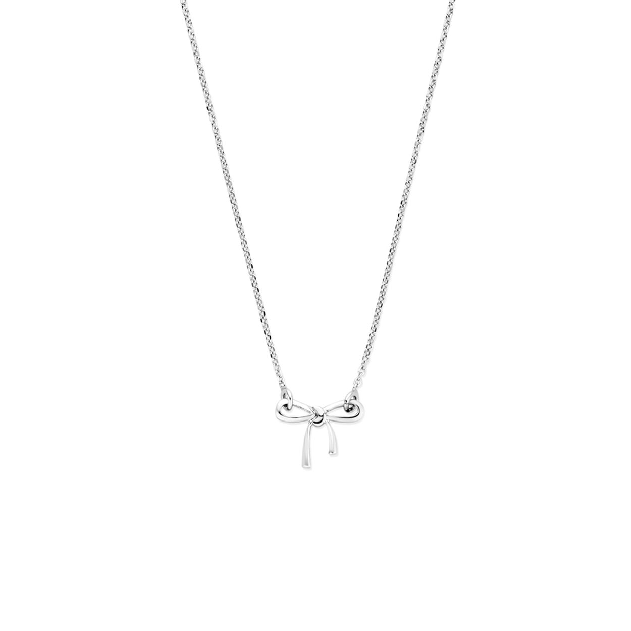 Gerhodineerd 925 zilveren collier uitgevoerd met een strik hanger. Het collier heeft een draaglengte van 41cm met een extensie van 4cm. De schakelbreedte is 1.3mm. Uitgevoerd met een karabijnsluiting.
