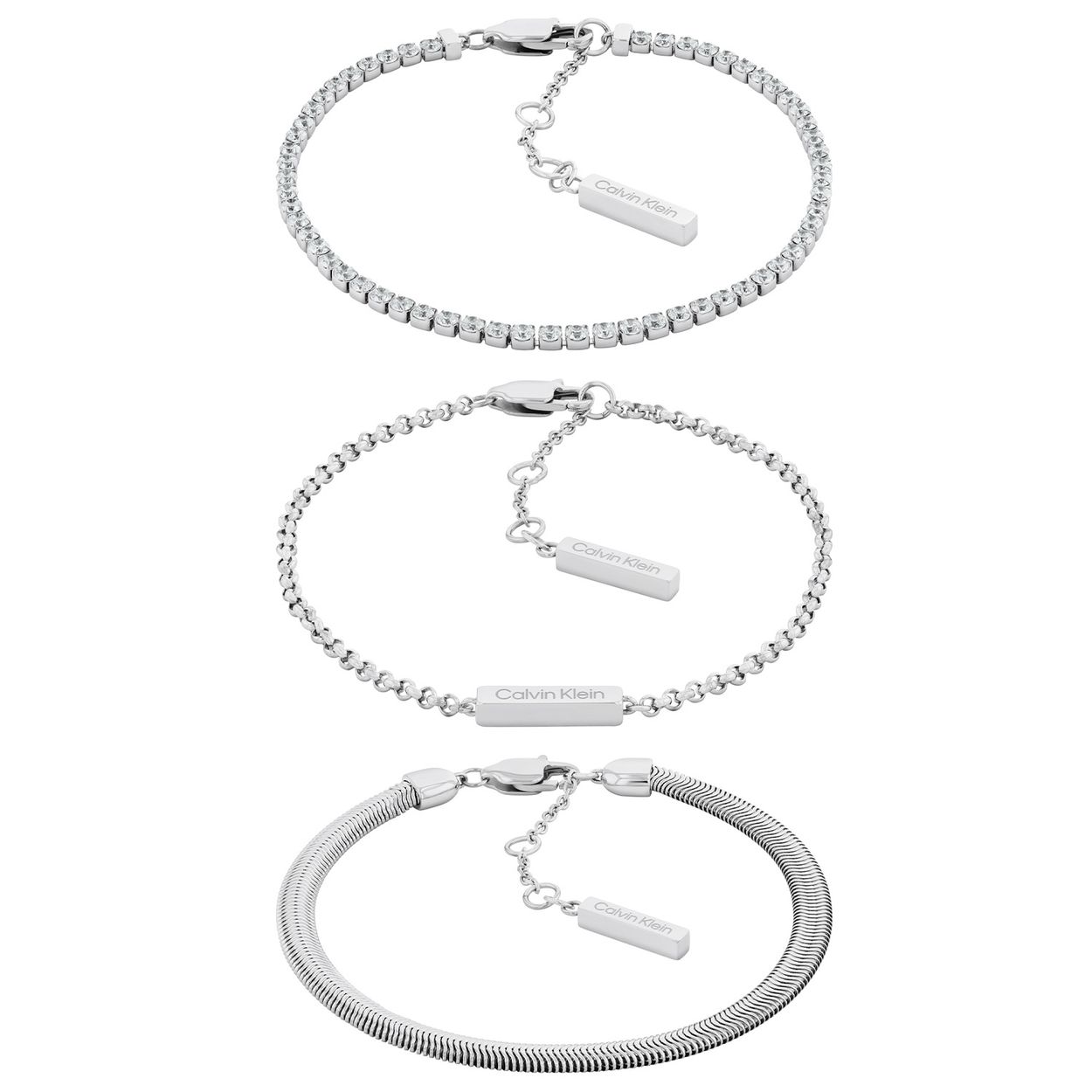 Calvin Klein CJ35000796 Dames Armbandset Staal
Deze stalen dames armbanden van Calvin Klein met nr CJ35000796 zijn een musthave voor je collectie. De zilverkleurige stalen set is zeer gevarieerd en bestaat uit 3 armbanden. Een slangenarmband, een tennisarmband en een fijne schakelarmband. Leuk te combineren met andere sieraden uit de serie van Calvin Klein.

OVER CALVIN KLEIN
Calvin Klein is een wereldwijd lifestylemerk dat gewaagde, vooruitstrevende idealen en een verleidelijke, vaak minimalistische, esthetiek nastreeft. Calvin Klein werd groot in de jaren 70 door haar mode- en merkjeans collecties. In de jaren 80 lanceerde Calvin Klein haar spraakmakende ondergoed dat uitdrukkelijk van logo ’s voorzien was. Vanwege het grote succes is het merk ook succesvol uitgerold in Accessoires, Parfums, Home, Brillen, Golf, Horloges en Sieraden.
Sinds de oprichting in 1968 door Calvin Klein, heeft het merk haar reputatie opgebouwd als leider in de Amerikaanse mode, dankzij een cleane esthetiek en innovatieve ontwerpen. Calvin Klein wil haar publiek verleiden en inspireren door middel van provocerende beelden en opvallende ontwerpen die prikkelen. 

SPECIFICATIES:
- Stalen dames armbandset
- Slang, tennis en schakelarmband
- Zilverkleurig 
- Glimmend