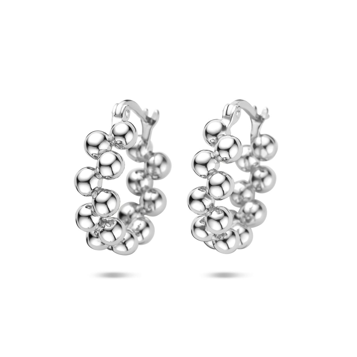 Gerhodineerd 925 zilveren oorringen met een afmeting van 19x6mm.