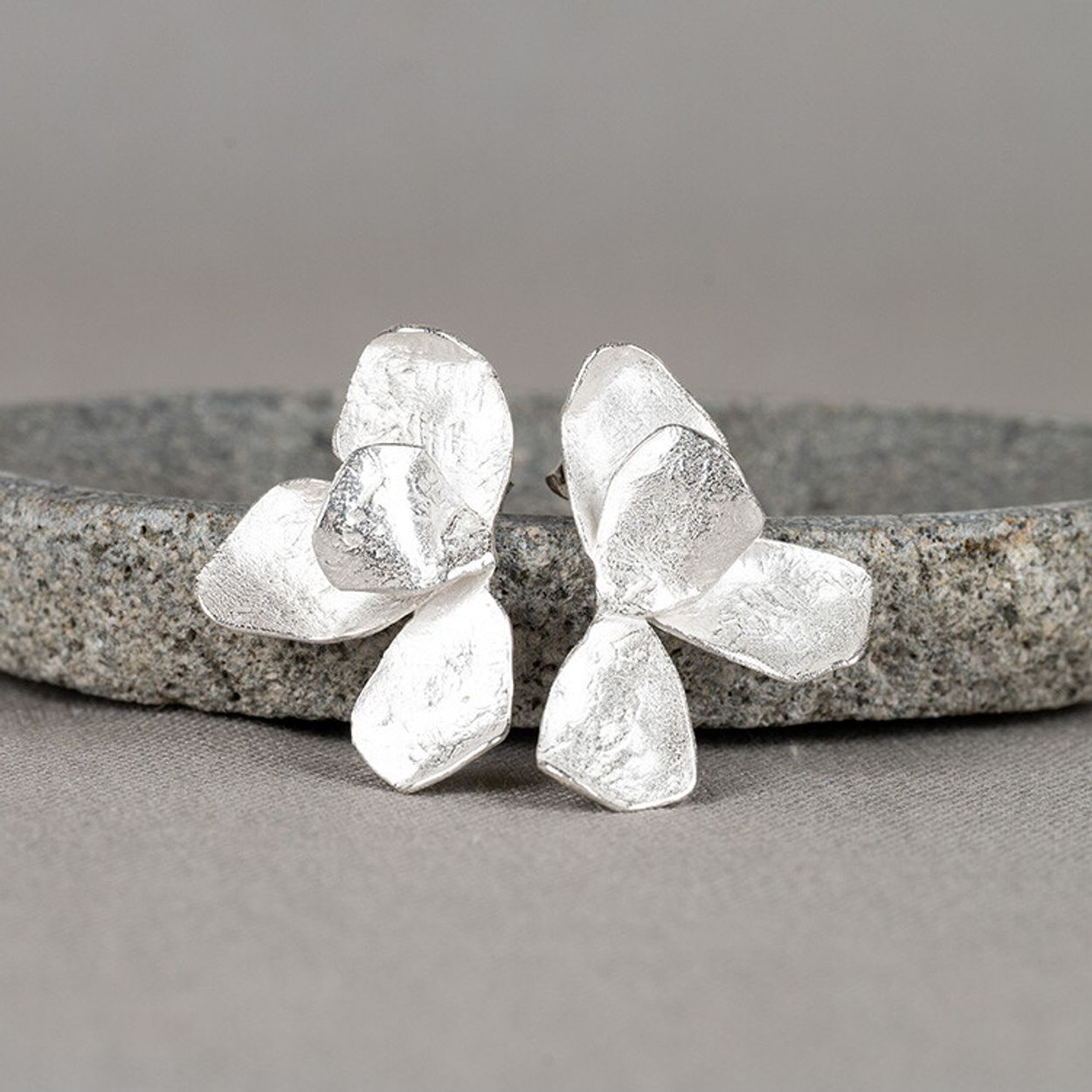 Oorstekers gemaakt van 925 sterling zilver in de vorm van een bloem! Combineer met een mooi collier, een ring en armband voor een complete look!