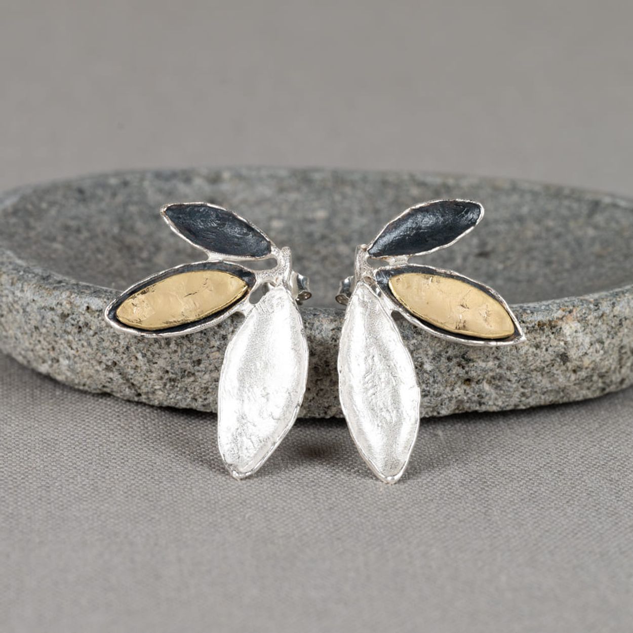 Oorstekers gemaakt van 925 sterling zilver, geoxideerd zilver en verguld. Ideaal om te combineren met een mooi collier, een ring en een armband voor een complete look!