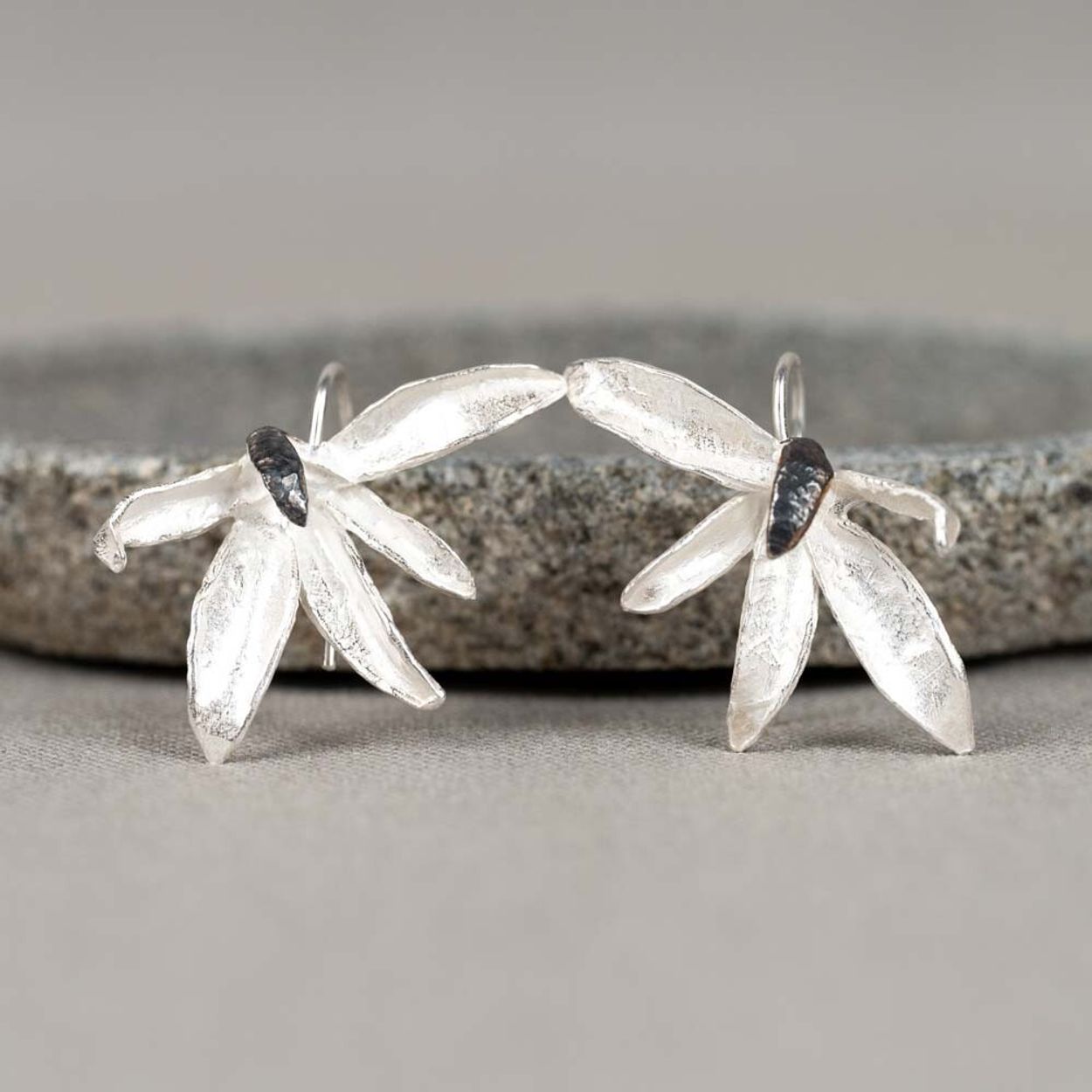 Oorhangers gemaakt van 925 steling zilver en geoxideerd zilver in de vorm van een bloem. Combineer met een mooi collier, een ring en een armband voor een complete look!