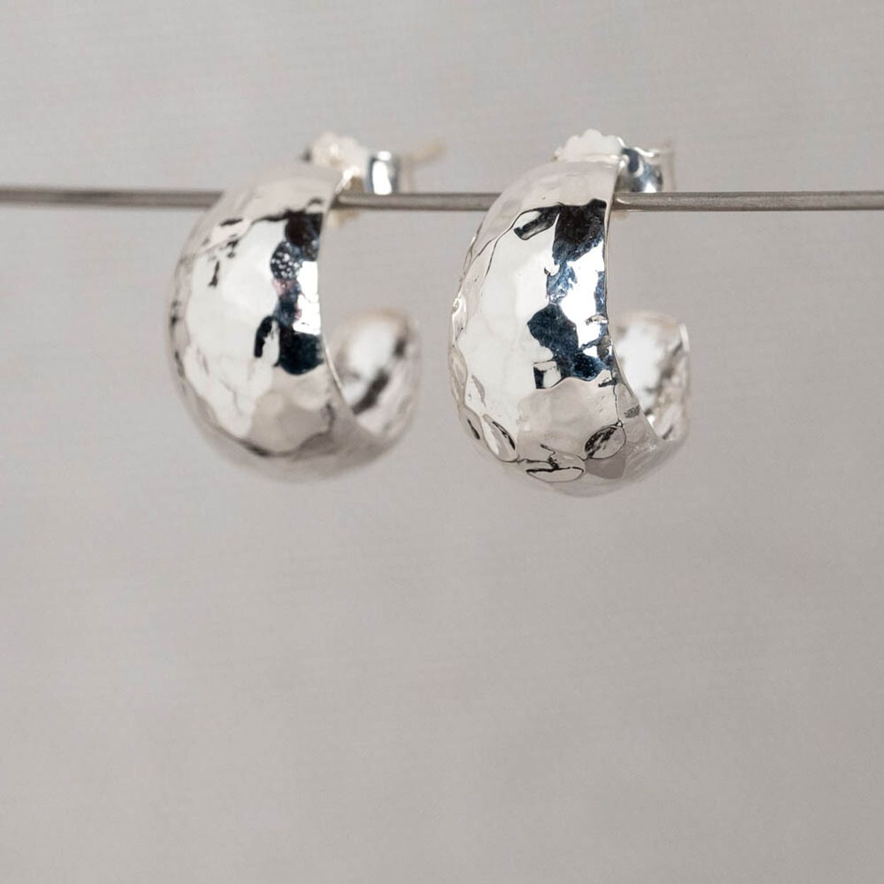 Oorbellen gemaakt van 925 sterling zilver. Deze hoops kunnen perfect gecombineerd worden met de andere shiny zilveren sieraden van Jeh Jewels!