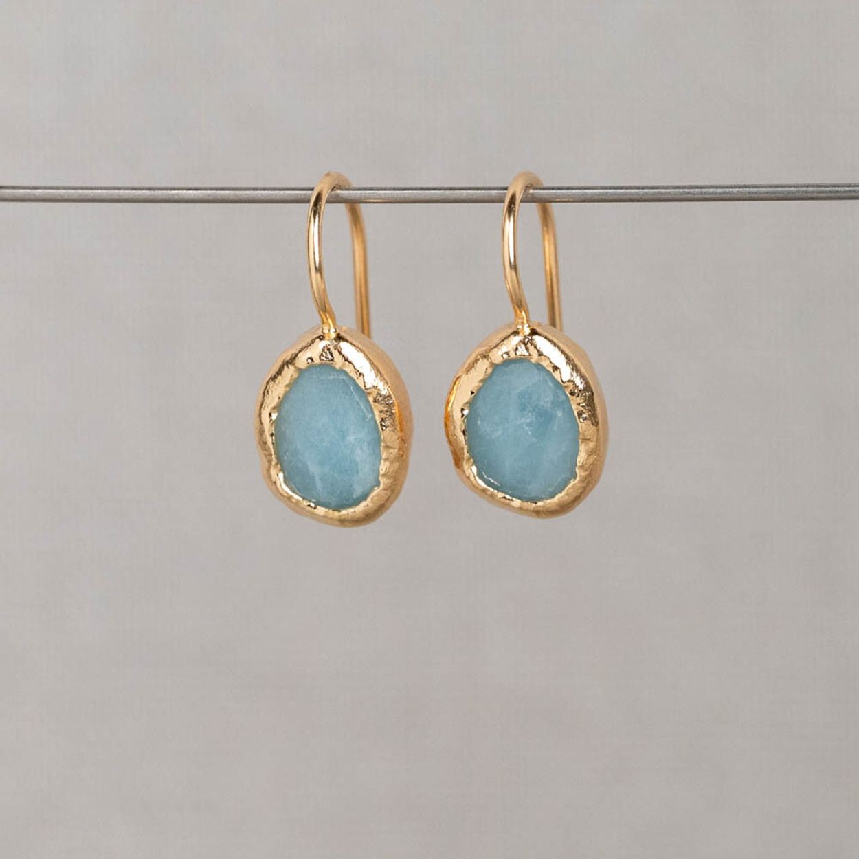 Oorbellen gemaakt van zilver verguld met daarin een gefacetteerde Aquamarijn. 