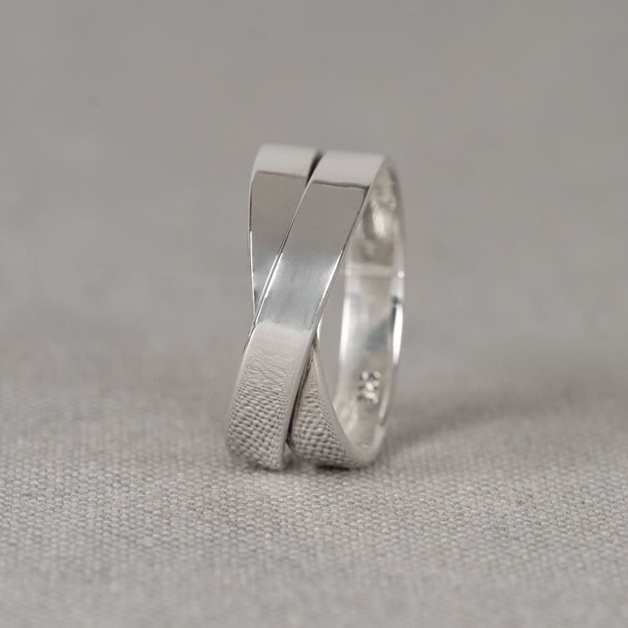 Ring gemaakt van 925 sterling zilver. De banden zijn gekruisd wat het een leuk en speels effect geeft. Combineer deze ring met de andere shiny zilveren sieraden van Jeh Jewels voor een complete look!