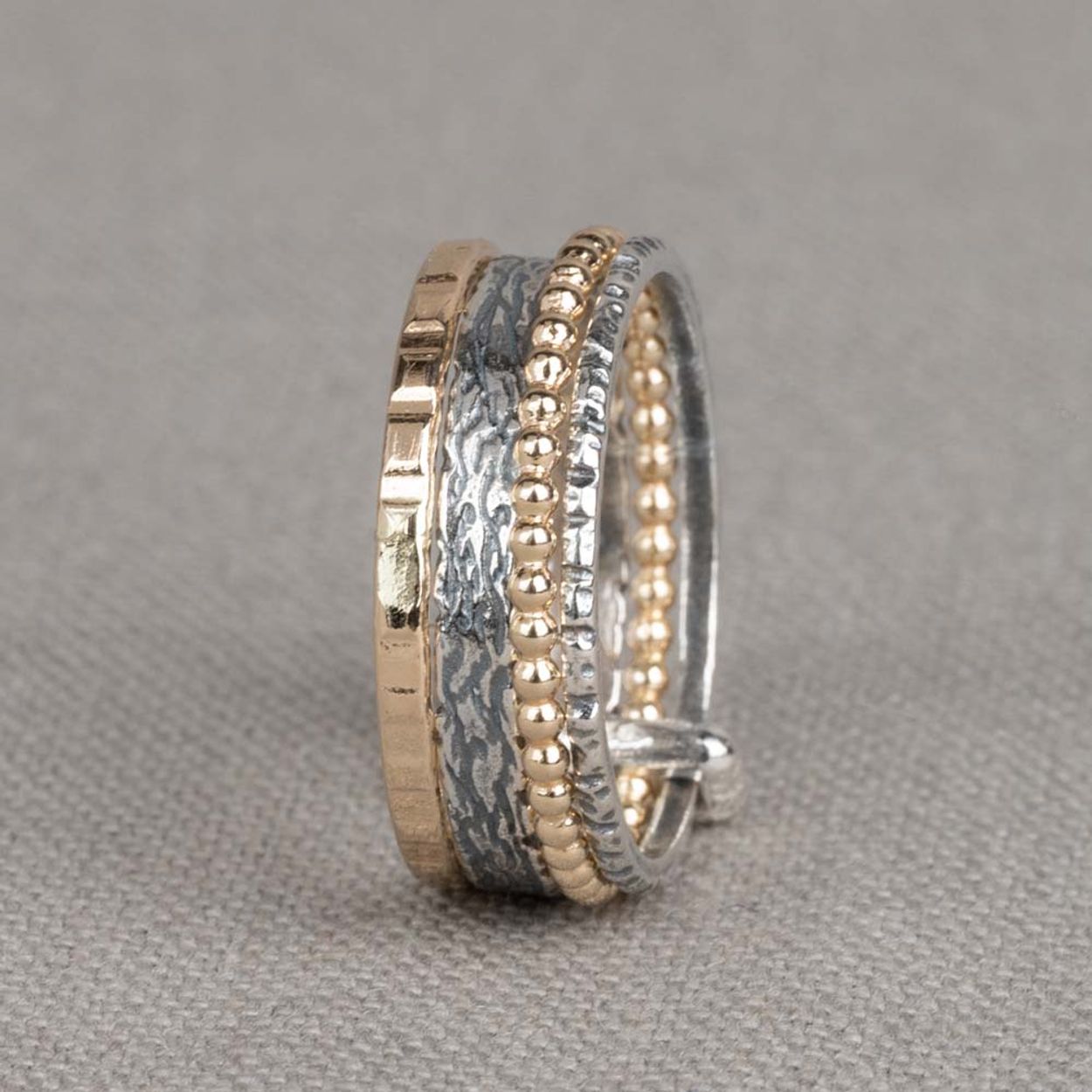 Ring gemaakt van 925 (geoxideerd) sterling zilver in combinatie met Goldfilled. Deze ring bestaat uit 4 losse bandjes die bij elkaar worden gehouden door een kleine band. Combineer met de andere sieraden van Jeh Jewels voor een complete look!