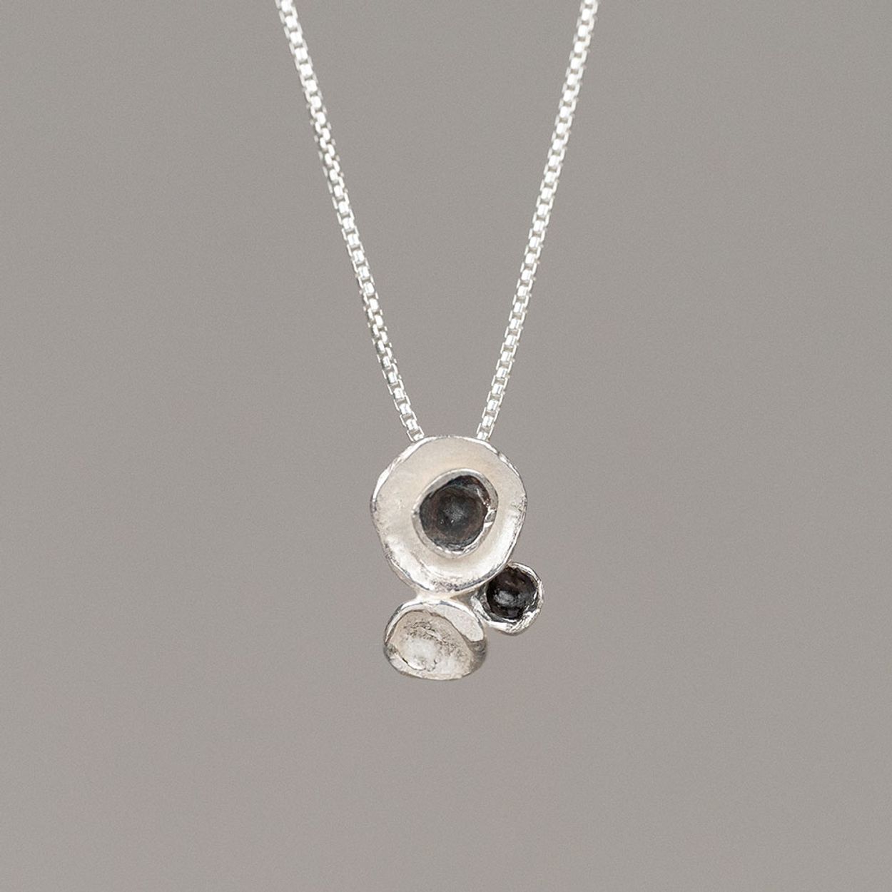 Collier gemaakt van 925 sterling zilver met daaraan een hanger van sterling zilver en geoxideerd zilver. Combineer dit collie met de bijpassende oorknopjes voor een complete look!