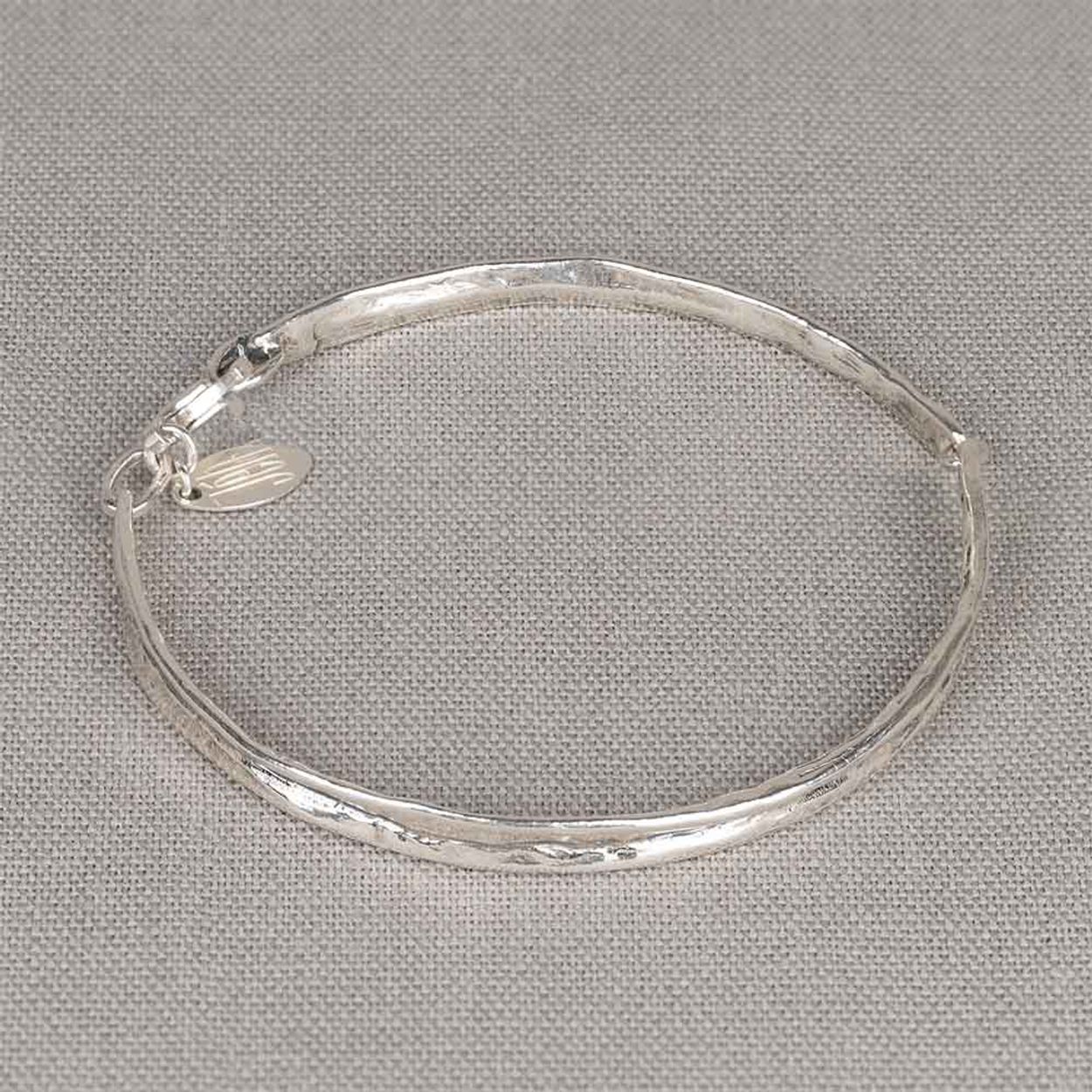 Rinkelarmband gemaakt van 925 sterling zilver en geoxideerd zilver. Deze armband heeft een slotje, waardoor je hem gemakkelijk om kunt doen. Past een rinkelarmband niet over je pols? Dan is dit een perfecte oplossing! Combineer hem met andere sieraden van Jeh Jewels voor een complete look.
