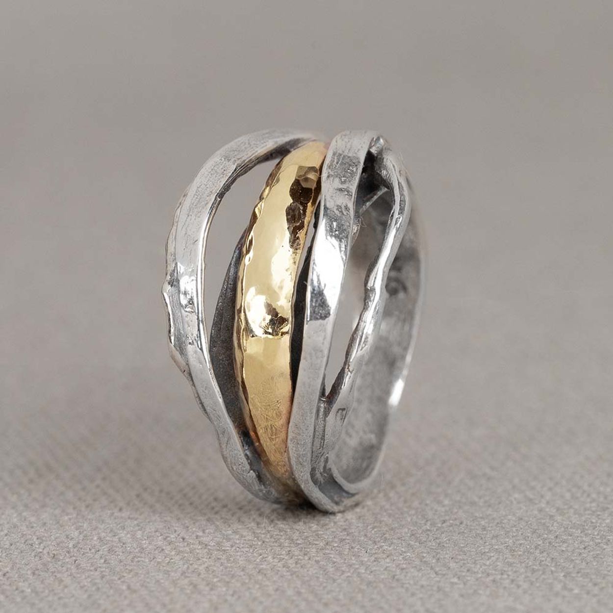Ring gemaakt van geoxideerd shiny zilver en 9 karaat. De ring is gemaakt uit bogen en is aan de bovenkant breder dan de onderkant. Combineer hem met een paar mooie oorbellen, een collier en armband voor een complete look!