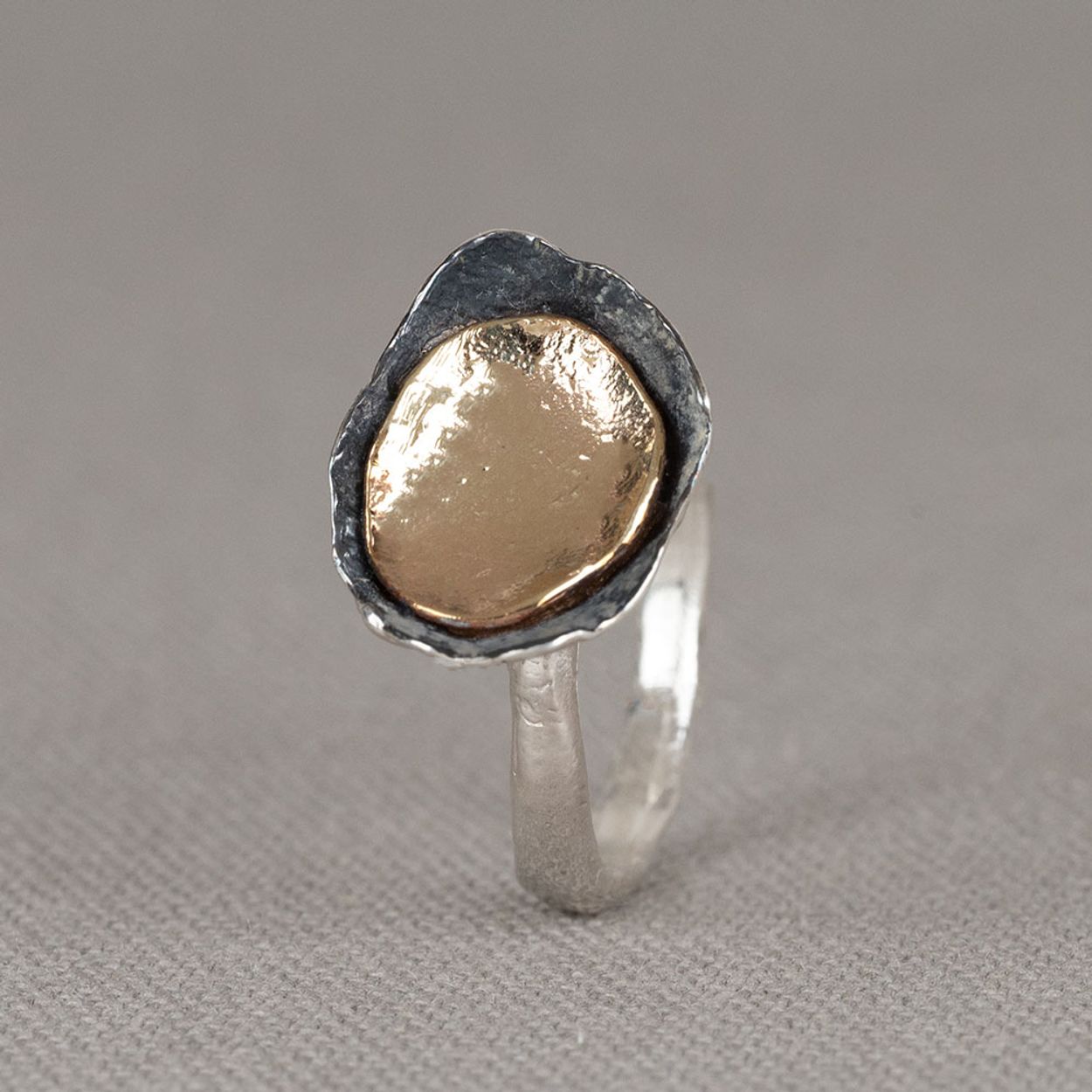 Ring gemaakt van 925 sterling zilver met daarop een schaaltje van geoxideerd zilver en 9 karaat. Draag deze ring in combinatie met de bijpassende oorbellen en het bijpassende collier voor een complete look!