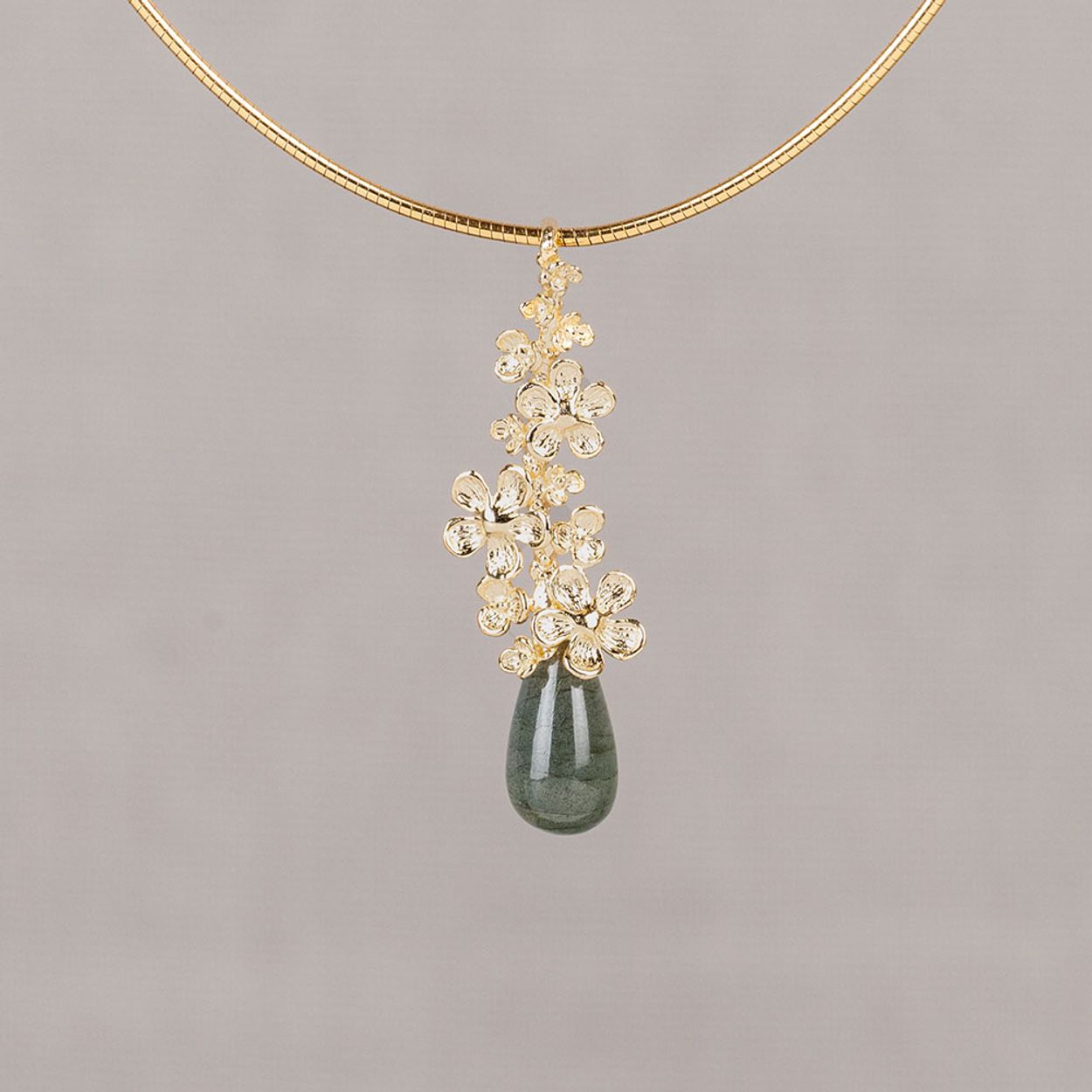 Hanger gemaakt van 14 karaat goud in combinatie met de edelsteen Labradoriet.