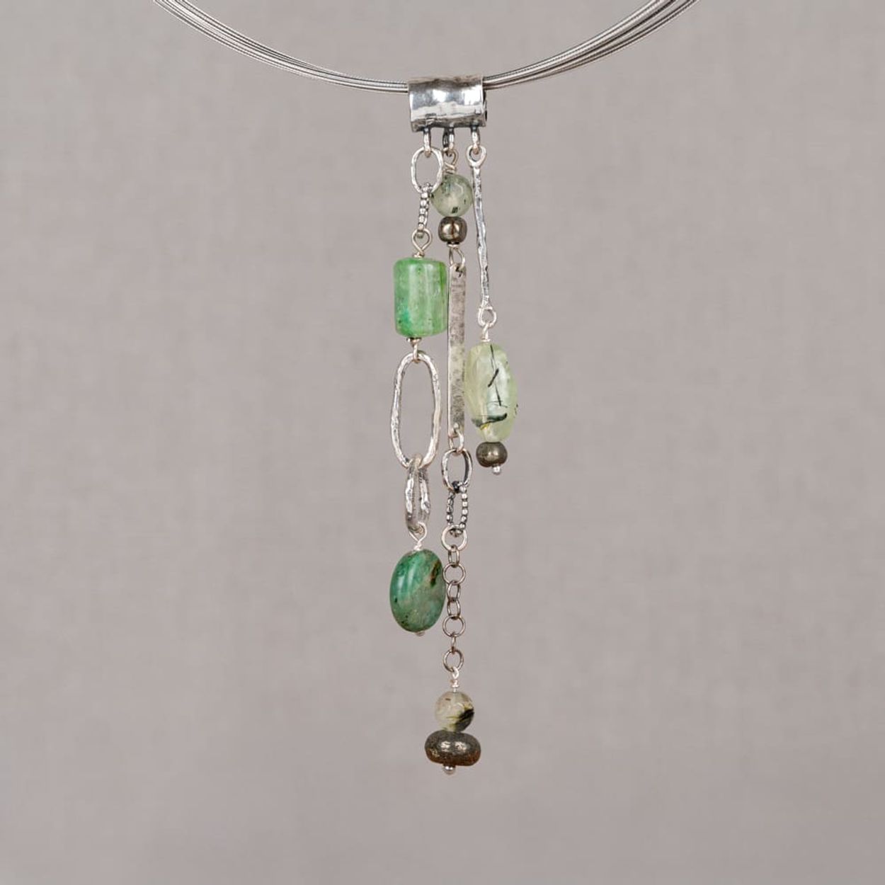 Jéh Jewels hanger gemaakt van 925 geoxideerd sterling zilver in combinatie met de edelstenen groene Kyaniet en Pyriet. Draag deze hanger aan een mooie spang en ga voor een complete look!