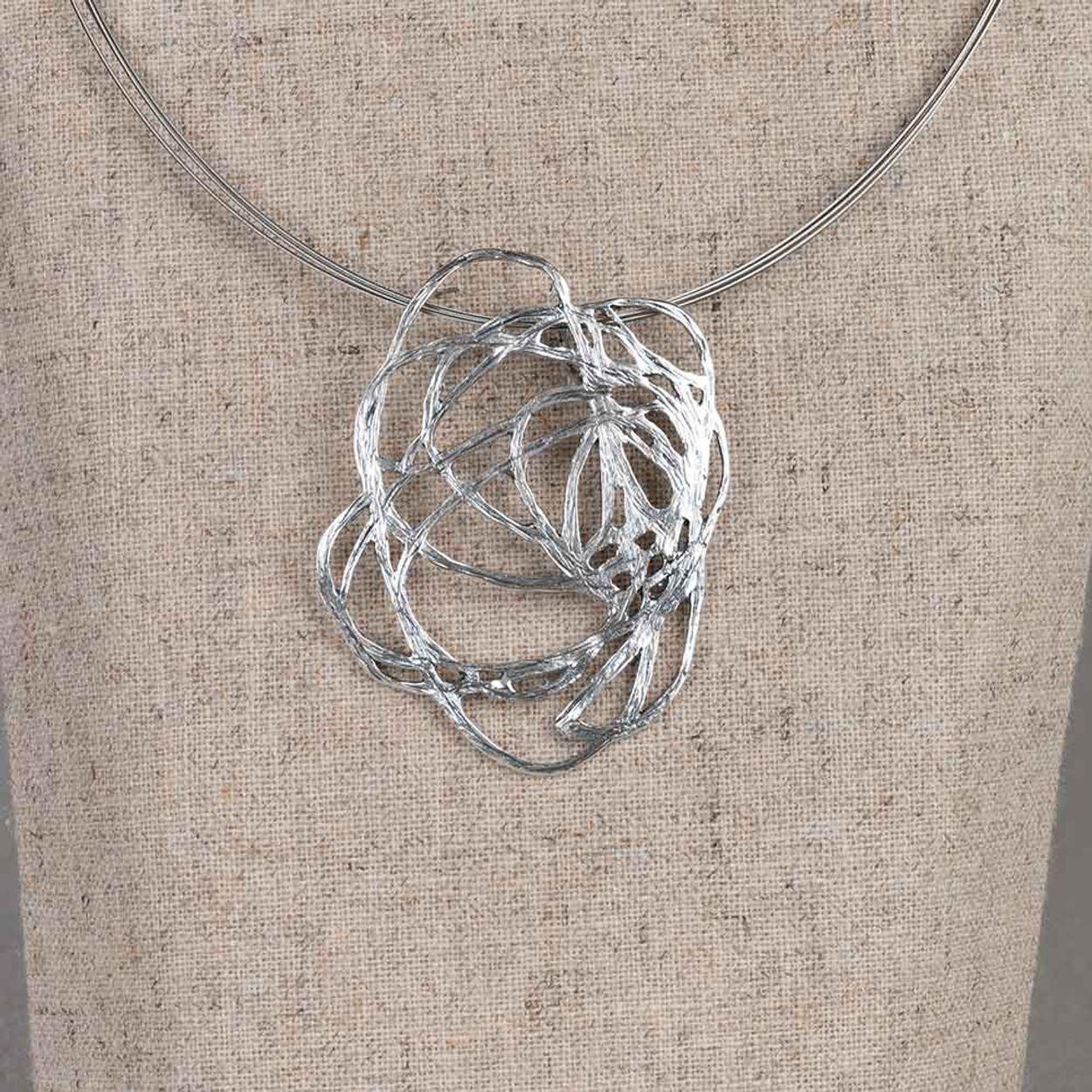 Hanger gemaakt van zilver oxy shiny in de vorm van een bloem. Draag deze hanger aan een mooie spang en combineer met een paar mooie oorbellen en een ring voor een complete look!