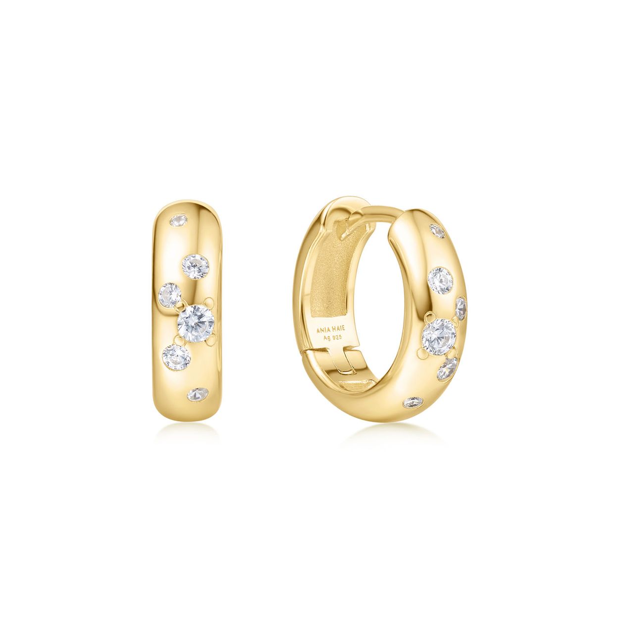 Miss Dainty is ontworpen voor vrouwen die houden van een elegante look met een speels detail. Deze chunky hoops hebben een verfijnde afwerking en een rustige, stijlvolle uitstraling. Je kunt ze goed combineren met andere oorbellen voor een opvallend look. 

HET MERK
Geïnspireerd door de laatste fashion trends is Ania Haie het toonaangevende sieradenmerk voor hoogkwalitatieve maar ook betaalbare zilveren sieraden, zonder op de kwaliteit in te leveren. Iedere collectie is gebaseerd op de laatste catwalktrends, waardoor Ania Haie snel tot hét sieradenmerk voor stijlbewuste consumenten is verkozen. Elk sieraad wordt ontworpen om te combineren met andere sieraden waardoor je je eigen look kunt creëren. Maar ook zijn Ania Haie sieraden opvallend genoeg om op zichzelf te dragen.

SPECIFICATIES
- Ania Haie
- Oorbellen
- 925 zilver met gold plating
- Lengte 10mm
- AH E065-04G