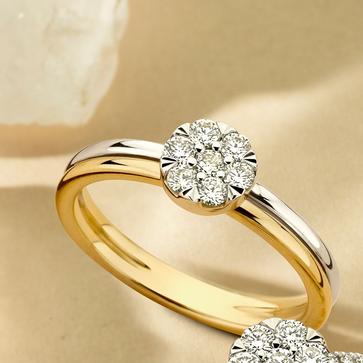 Dit is een ring van Excellent Jewelry in de kleur geel/wit