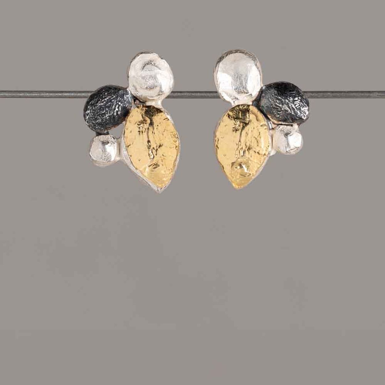 Oorknopjes van 925 sterling zilver, geoxideerd en verguld. Deze elegante oorknopjes zijn gemaakt van 925 sterling zilver en combineren een stijlvolle mix van geoxideerd en verguld zilver. De organische vormgeving is speels en verfijnd, met een subtiele knipoog naar een lieveheersbeestje. Combineer met het bijpassende collier voor een complete look!