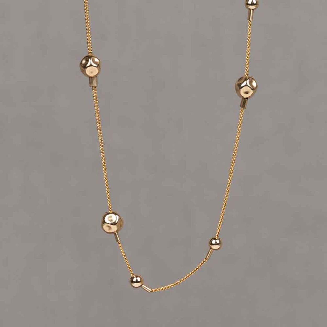 Collier gemaakt van Goldfilled met balletjes. Combineer met een mooie armband, ring en een paar oorbellen voor een complete look!