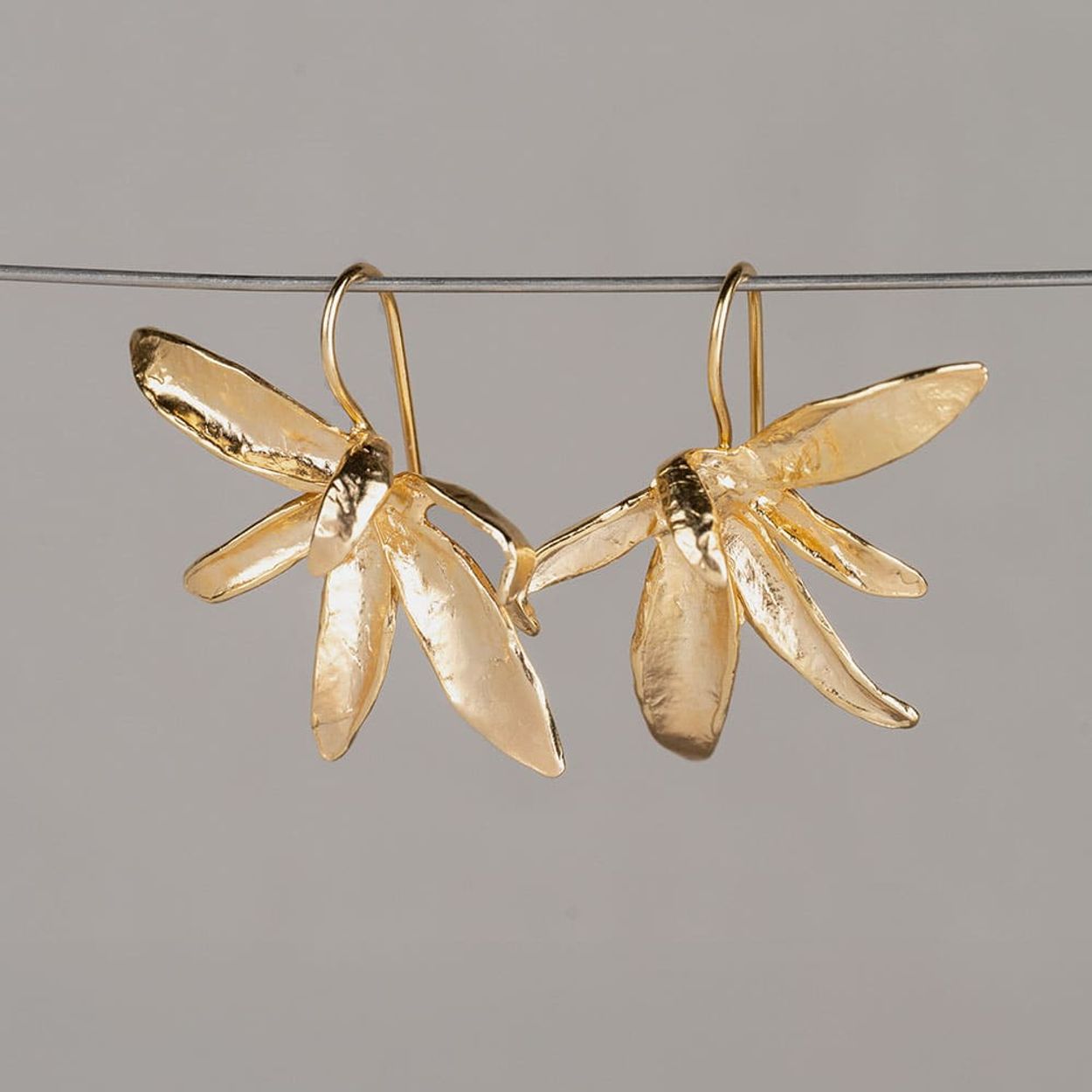 Oorbellen gemaakt van zilver verguld in de vorm van een bloem. Draag deze oorbellen met een mooi collier, een ring en armband voor een complete look!