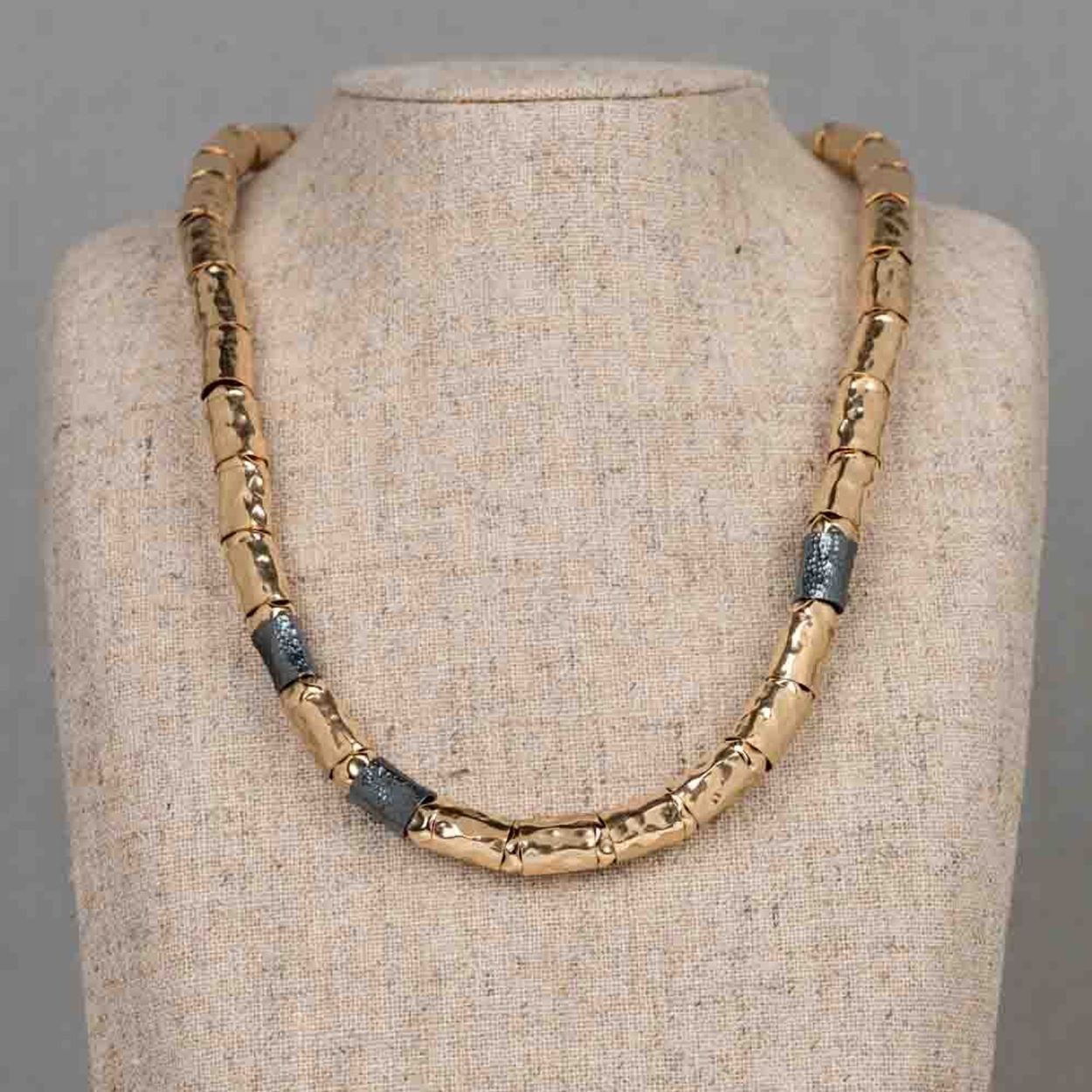 Collier gemaakt van geoxideerd zilveren en Goldfilled grote buisjes. Combineer met de bijpassende armband voor een complete look!