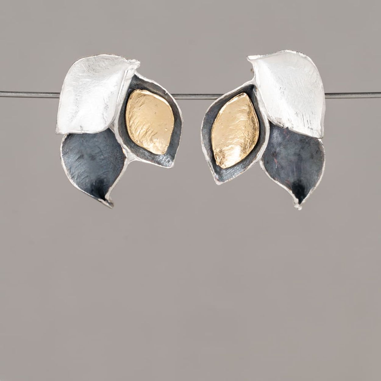 Oorstekers gemaakt van 925 sterling zilver, geoxideerd zilver en zilver verguld. Door het gebruik van deze 3 materialen ontstaan er ook 3 kleuren in deze oorbel. Combineer met een mooi collier, een ring en armband en ga voor een complete J&eacute;h-look!