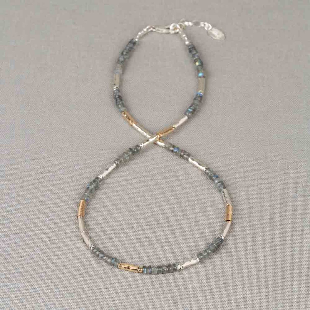 Collier gemaakt van Goldfilled en 925 sterling zilveren buisjes in combinatie met de edelsteen Labradoriet. Combineer met een paar mooie oorbellen, een ring en armband voor een complete look!