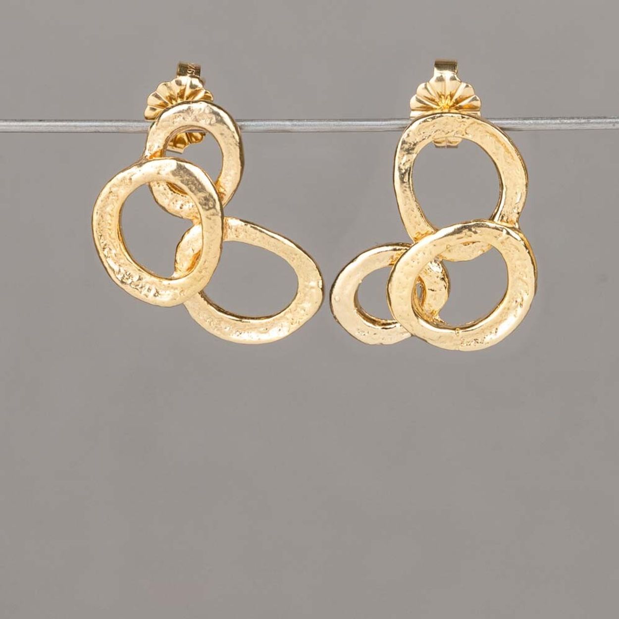 Oorstekers met organische vormen gemaakt van verguld zilver. Combineer deze oorbellen met een mooi collier, een hanger, een ring en armband voor een complete look!