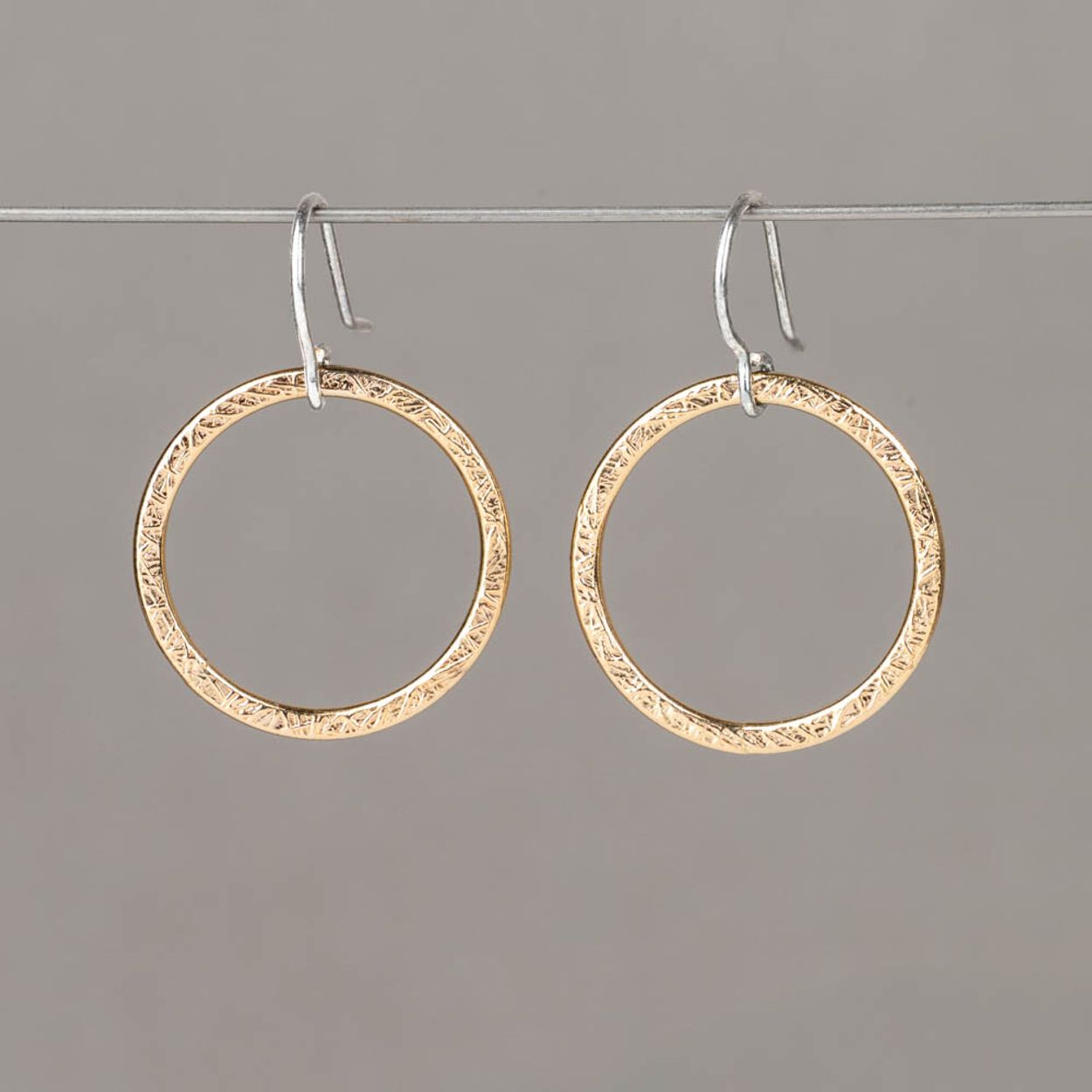 Oorhangers gemaakt van een 925 sterling zilveren haak met een Goldfilled cirkel. Ideaal te combineren met een mooi collier, een armband en ring voor een complete look!