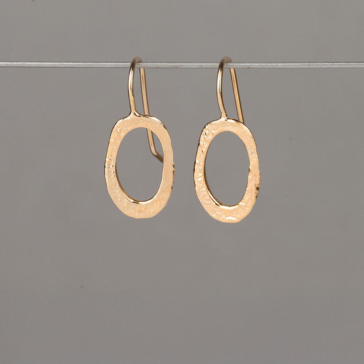 Oorhangers gemaakt van verguld zilver in een organische ovale vorm. Dankzij de tijdloze en ambachtelijke uitstraling zijn deze oorbellen geschikt voor iedere gelegenheid. Perfect te combineren met een collier of hanger, een ring en een armband voor een complete en stijlvolle look.