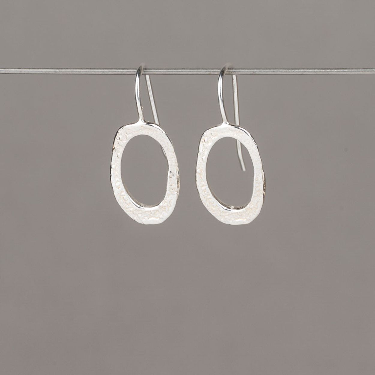 Oorhangers gemaakt van zilver oxy shiny in een organische ovale vorm. Dankzij de tijdloze en ambachtelijke uitstraling zijn deze oorbellen geschikt voor iedere gelegenheid. Perfect te combineren met een collier of hanger, een ring en een armband voor een complete en stijlvolle look.