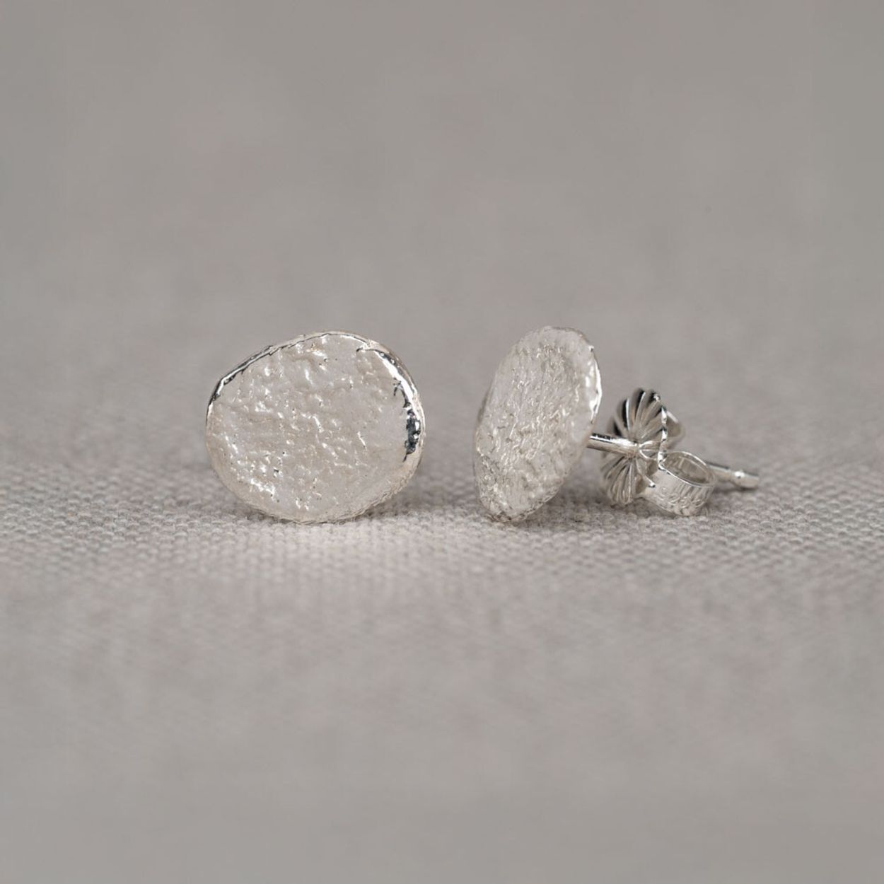 Oorknopjes gemaakt van zilver oxy shiny in de vorm van een organische ovaal. Het tijdloze en elegante design zorgt voor een verfijnde uitstraling. Combineer deze oorbellen met een mooi collier, een ring en armband voor een complete look!