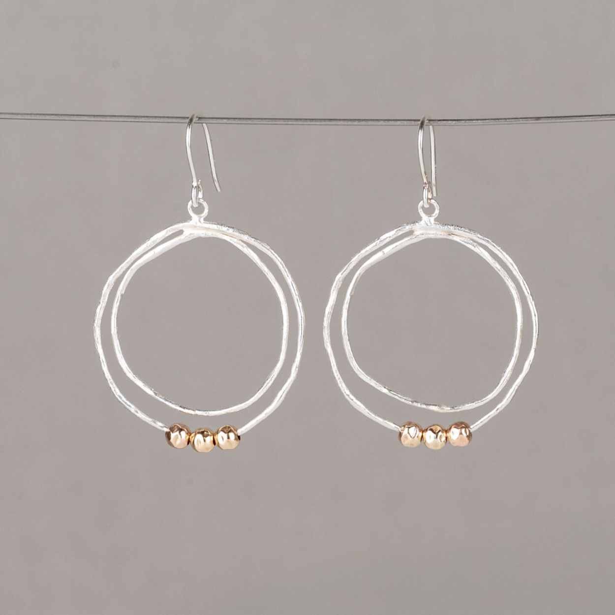 Oorhangers gemaakt van 925 sterling zilver met Goldfilled balletjes. De balletjes bewegen wat het een speels effect geeft. Combineer met een mooi collier, een ring en een armband voor een complete look!