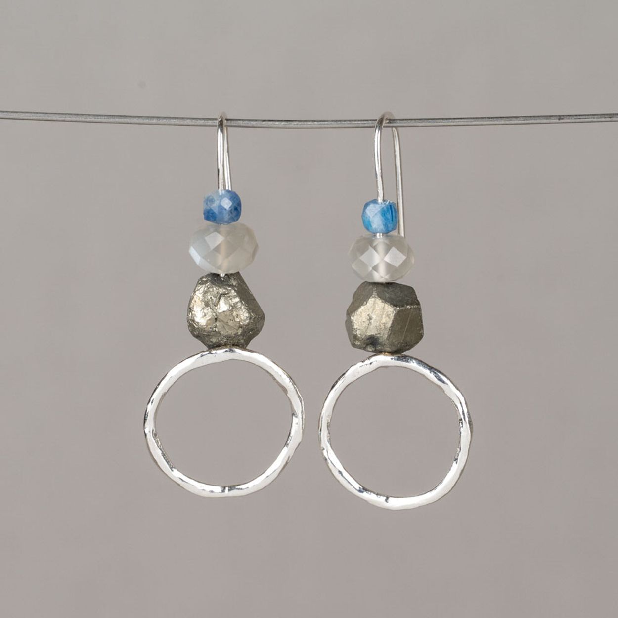 Oorhangers gemaakt van 925 sterling zilver in combinatie met de edelstenen Aquamarijn, Kyaniet en Pyriet. Deze verfijnde stenen geven het ontwerp een kleurrijke en natuurlijke uitstraling. Combineer deze oorbellen met een collier, een ring en armband voor een complete look!